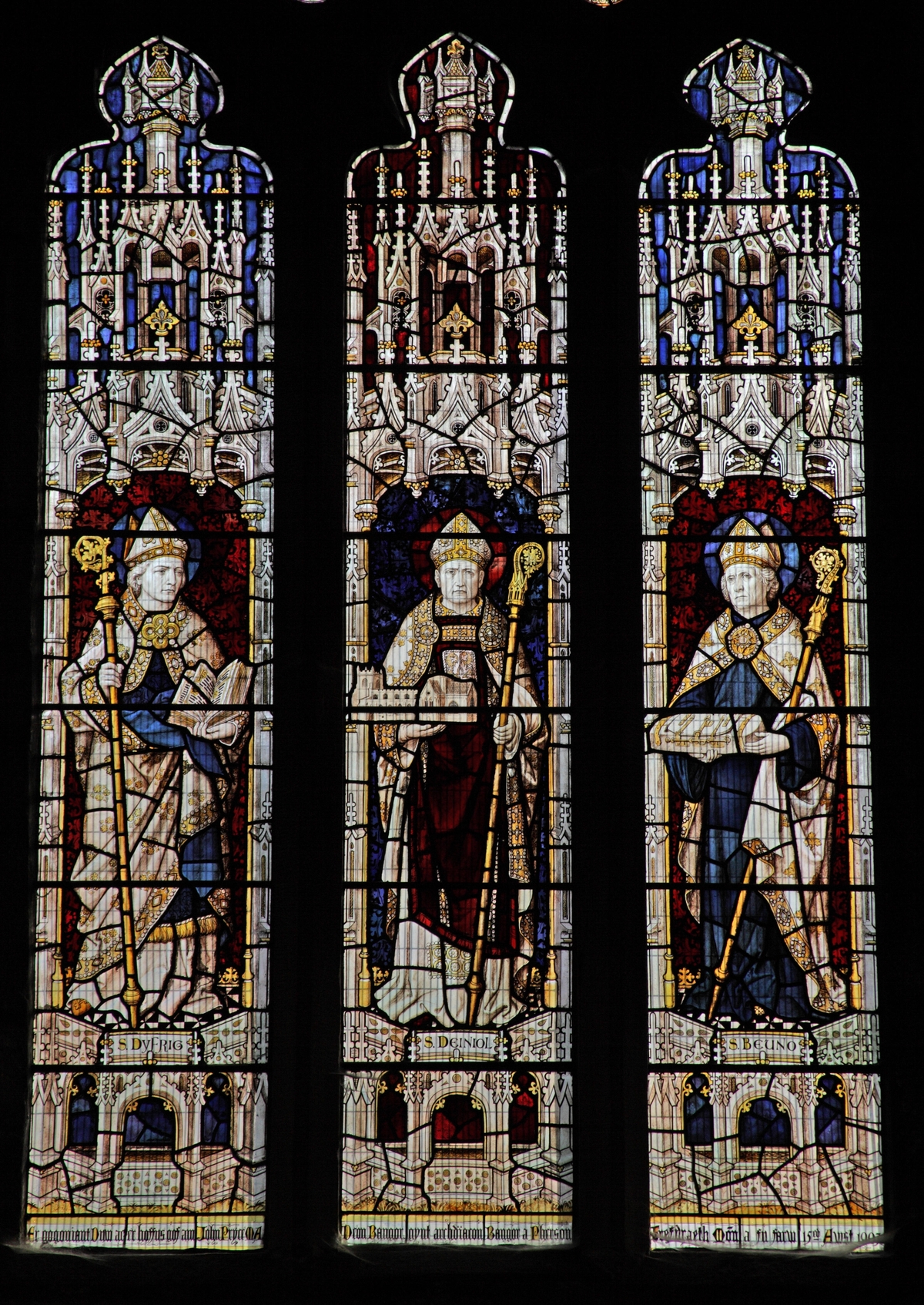 Gwydr lliw yn darlunio Saint Deiniol, Dyfrig a Beuno | Stained glass depictings Saints Deiniol, Dyfrig and Beuno